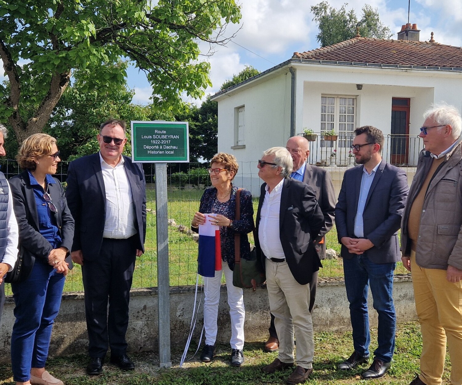 plaques ont été dévoilées dans le centre de La Limouzinière.28 octobre 1944 au 29 avril 1945, ancien président de l’association Fils des tués, Louis Soubeyran est le fils d’Augustine et Numa Soubeyran, lui-même résistant et déporté à Buchenwald. En accord avec la famille et pour honorer sa mémoire, une portion de route portera désormais son nom. La seconde plaque vient ensuite rappeler l'emplacement de l'église Notre-Dame de La Limouzinière, brûlée et détruite en mars 1794. La plaque vient reprendre un extrait de l'histoire très détaillée de La Limouzinière écrite par Louis Soubeyran. Deux plaques venant remémorer l'histoire de notre commune et la mémoire de Vicomtais qui l'ont marqué. Un grand merci aux enfants de Louis Soubeyran pour leur accueil permettant de rappeler l'histoire de leur père et aux bénévoles de l'association Prymosta pour leur engagement à entretenir la flamme de notre histoire.
